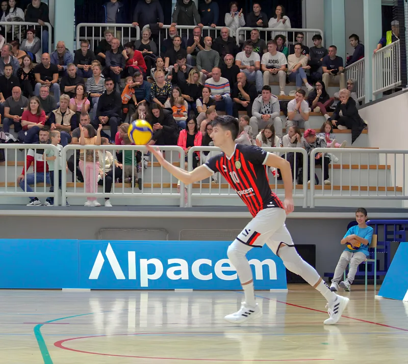 Jani Godnič serving a volleyball