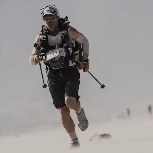 Robert Kereži running across desert terrain